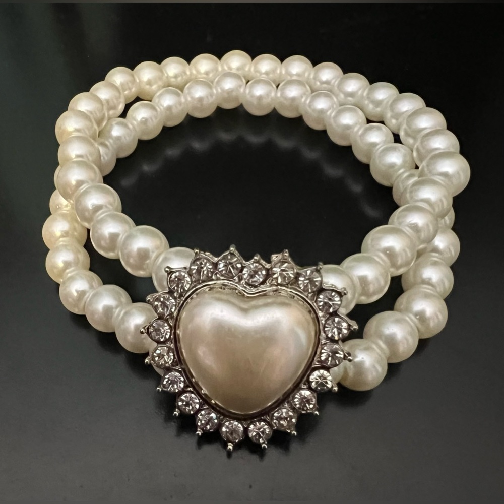 Women’s 2 pc. Faux pearls. 1 necklace and 1 double stranded bracelet